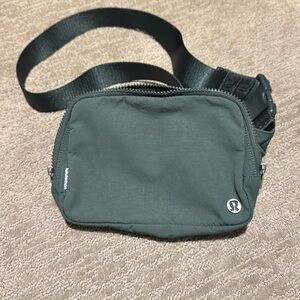 2L lululemon belt bag, green. Like new condition!